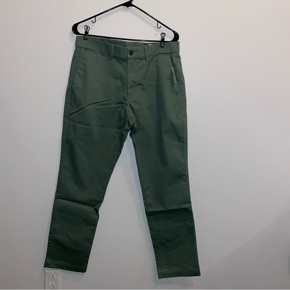 Modern Khakis in Athletic Taper with GapFlex - Spring Olive Green